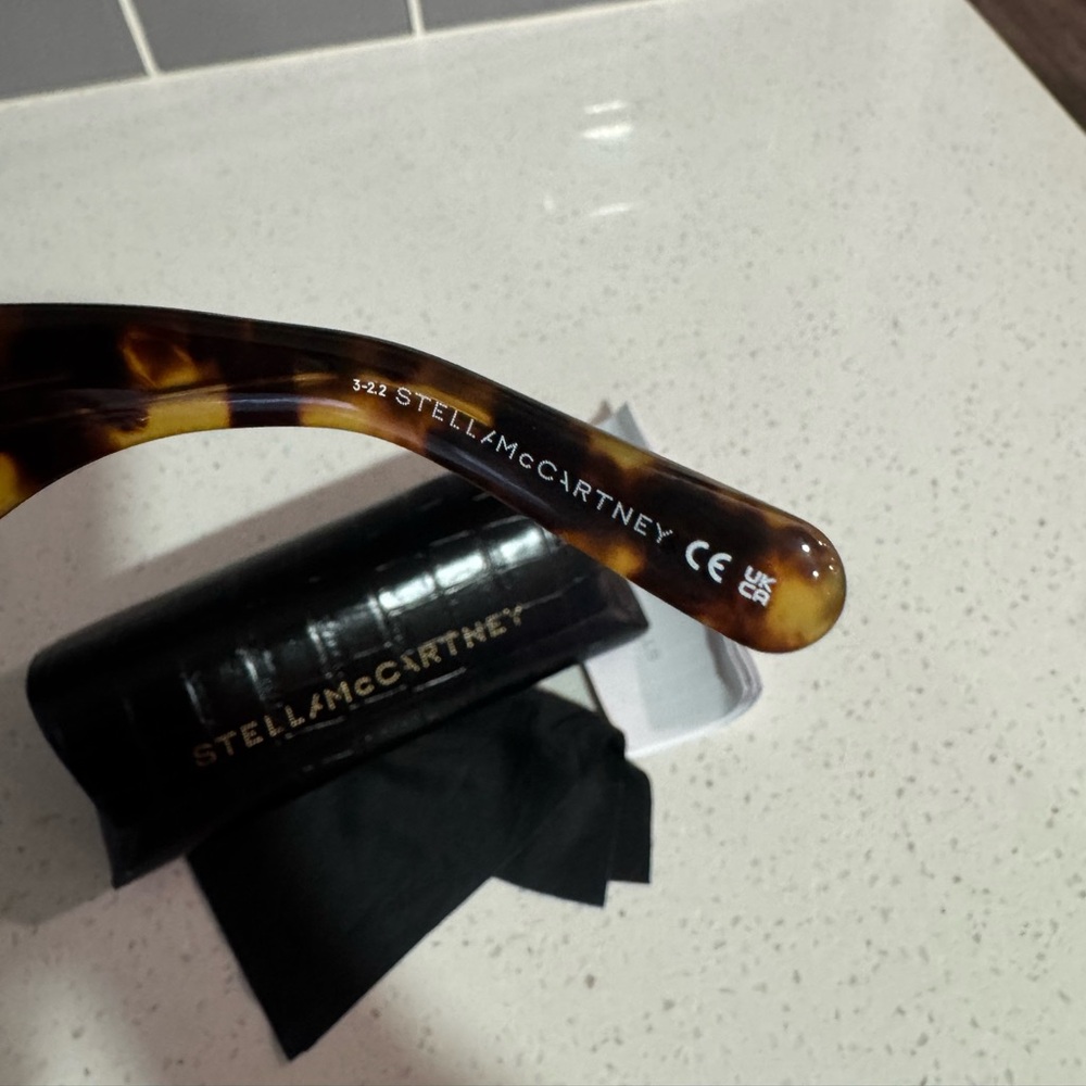 BIG SALE🫶Stella McCartney Tortoise Sunglasses with Gold Detail - Picture 10 of 16